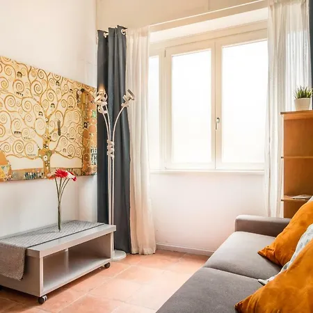 Cozy Near Train Station Apartment *